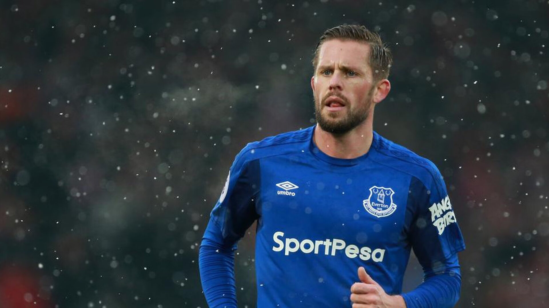 莱万多夫斯基重返赛场，表现优异首场状态出色，切尔西观众沸腾！热度持续攀升